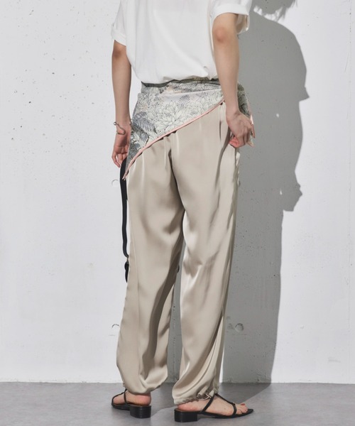 Doux archives（ドゥアルシーヴ）の「サテンパラシュートパンツ（その他パンツ・レディース・チャコールグレー/オフホワイト/グレイッシュベージュ・FREE）」の14枚目の写真