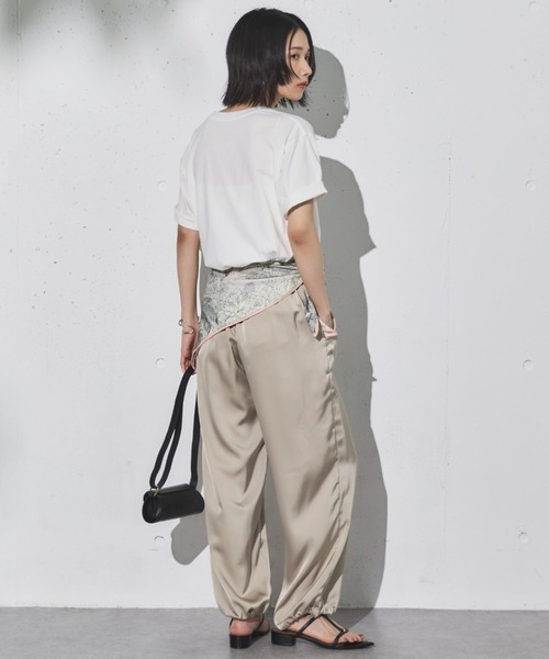 Doux archives（ドゥアルシーヴ）の「サテンパラシュートパンツ（その他パンツ・レディース・チャコールグレー/オフホワイト/グレイッシュベージュ・FREE）」の10枚目の写真