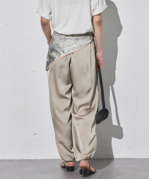 Doux archives（ドゥアルシーヴ）の「サテンパラシュートパンツ（その他パンツ・レディース・チャコールグレー/オフホワイト/グレイッシュベージュ・FREE）」の17枚目の写真