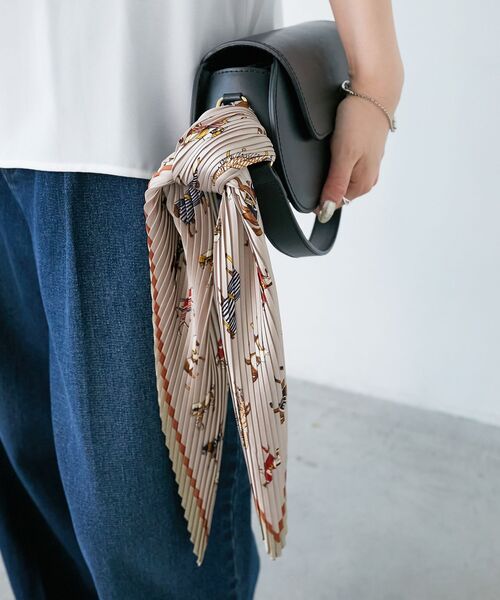 le.coeur blanc（ルクールブラン）の「《WEB限定アイテム》ホースプリントプリーツスカーフ（バンダナ/スカーフ・レディース・ベージュ/グリーン・FREE）」の4枚目の写真