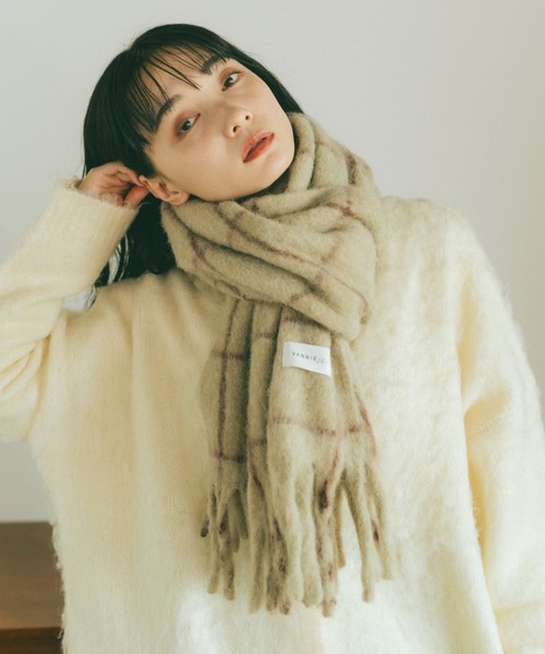 VANNIE U(ヴァニーユー)の「バイカラーチェックボリュームマフラー(マフラー・レディース・チャコールグレー/ライトブルー/ベージュ・FREE)」の9枚目の写真