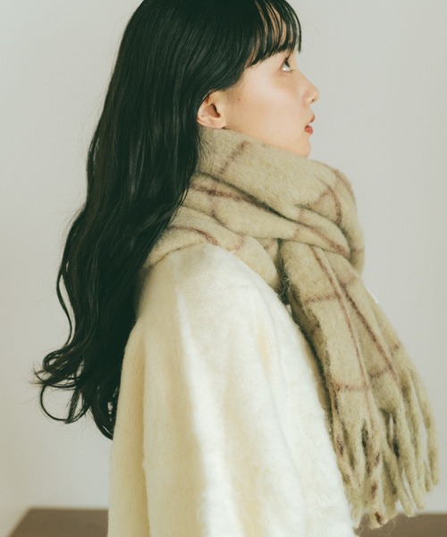 VANNIE U(ヴァニーユー)の「バイカラーチェックボリュームマフラー(マフラー・レディース・チャコールグレー/ライトブルー/ベージュ・FREE)」の10枚目の写真