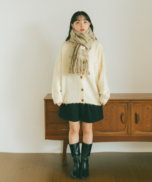 VANNIE U(ヴァニーユー)の「バイカラーチェックボリュームマフラー(マフラー・レディース・チャコールグレー/ライトブルー/ベージュ・FREE)」の12枚目の写真
