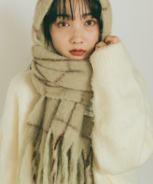 VANNIE U(ヴァニーユー)の「バイカラーチェックボリュームマフラー(マフラー・レディース・チャコールグレー/ライトブルー/ベージュ・FREE)」の16枚目の写真