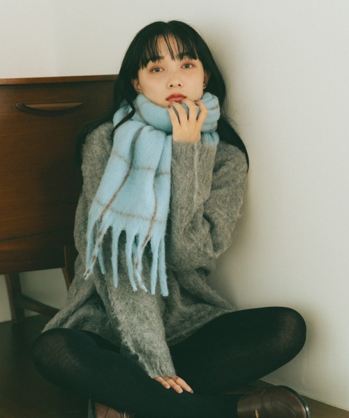VANNIE U(ヴァニーユー)の「バイカラーチェックボリュームマフラー(マフラー・レディース・チャコールグレー/ライトブルー/ベージュ・FREE)」の7枚目の写真