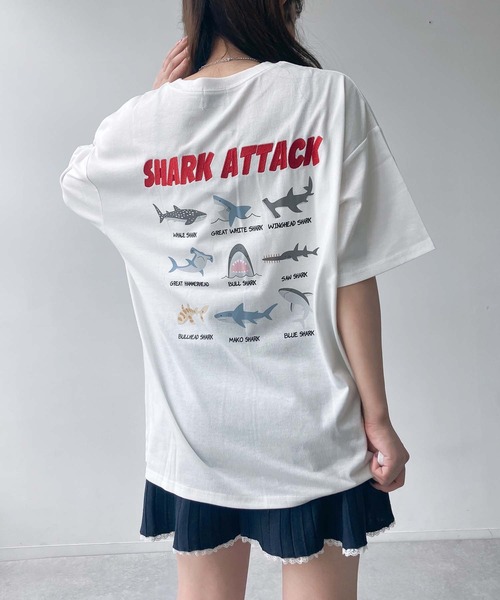AS KNOW AS plus(アズノゥアズプラス)の「●ワンポイントロゴ刺繍 キャラクターアソートデザイン ビッグサイズ半袖Tシャツ(サメ・モンスター・おばけ)(Tシャツ/カットソー・レディース・チャコールグレー/オフホワイト/オートミール・FREE)」の2枚目の写真