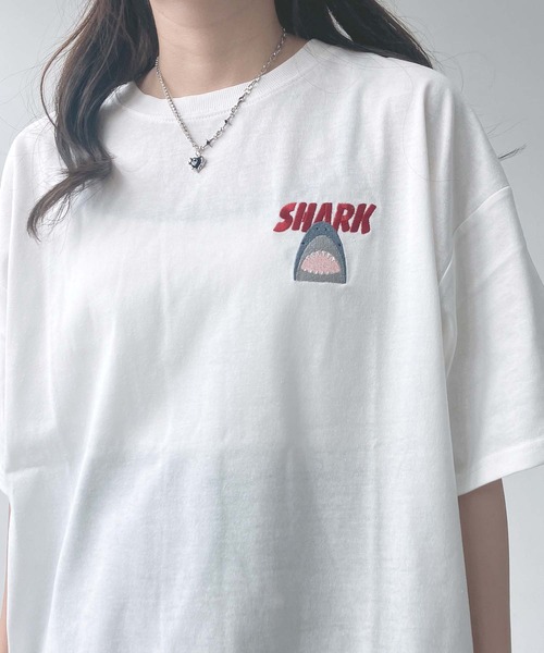 AS KNOW AS plus(アズノゥアズプラス)の「●ワンポイントロゴ刺繍 キャラクターアソートデザイン ビッグサイズ半袖Tシャツ(サメ・モンスター・おばけ)(Tシャツ/カットソー・レディース・チャコールグレー/オフホワイト/オートミール・FREE)」の4枚目の写真
