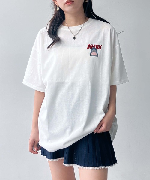 AS KNOW AS plus(アズノゥアズプラス)の「●ワンポイントロゴ刺繍 キャラクターアソートデザイン ビッグサイズ半袖Tシャツ(サメ・モンスター・おばけ)(Tシャツ/カットソー・レディース・チャコールグレー/オフホワイト/オートミール・FREE)」の5枚目の写真