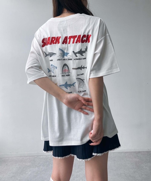 AS KNOW AS plus(アズノゥアズプラス)の「●ワンポイントロゴ刺繍 キャラクターアソートデザイン ビッグサイズ半袖Tシャツ(サメ・モンスター・おばけ)(Tシャツ/カットソー・レディース・チャコールグレー/オフホワイト/オートミール・FREE)」の8枚目の写真