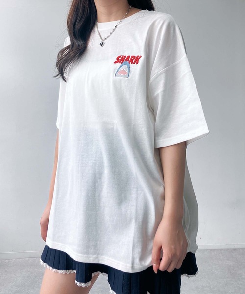 AS KNOW AS plus(アズノゥアズプラス)の「●ワンポイントロゴ刺繍 キャラクターアソートデザイン ビッグサイズ半袖Tシャツ(サメ・モンスター・おばけ)(Tシャツ/カットソー・レディース・チャコールグレー/オフホワイト/オートミール・FREE)」の6枚目の写真