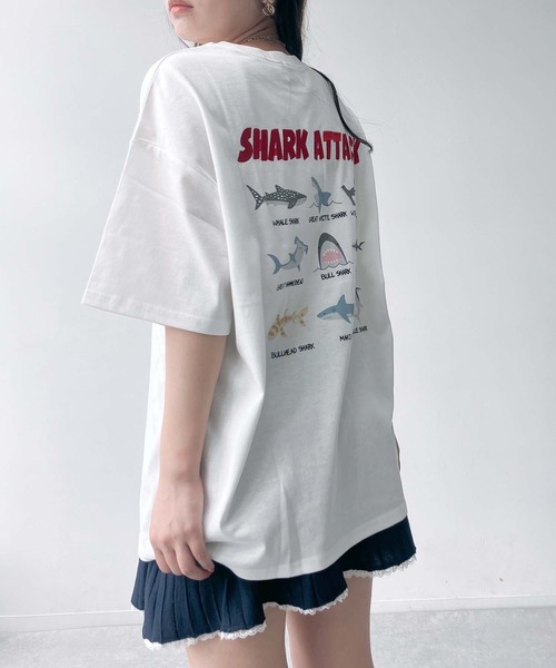 AS KNOW AS plus(アズノゥアズプラス)の「●ワンポイントロゴ刺繍 キャラクターアソートデザイン ビッグサイズ半袖Tシャツ(サメ・モンスター・おばけ)(Tシャツ/カットソー・レディース・チャコールグレー/オフホワイト/オートミール・FREE)」の9枚目の写真