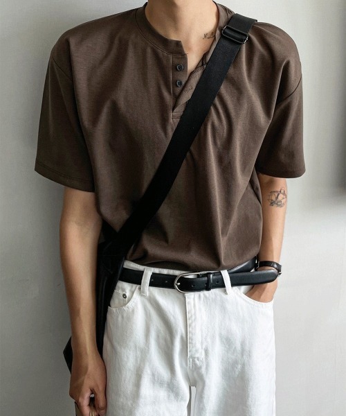 COSYHARU（コシハル）の「ヘンリーネックポンチ半袖Tシャツ（Tシャツ/カットソー・メンズ・ブルー/ダークブラウン/ホワイト/ブラック/ネイビー・LARGE/X-LARGE）」の3枚目の写真