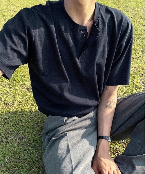 COSYHARU（コシハル）の「ヘンリーネックポンチ半袖Tシャツ（Tシャツ/カットソー・メンズ・ブルー/ダークブラウン/ホワイト/ブラック/ネイビー・LARGE/X-LARGE）」の4枚目の写真