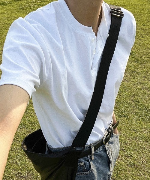 COSYHARU（コシハル）の「ヘンリーネックポンチ半袖Tシャツ（Tシャツ/カットソー・メンズ・ブルー/ダークブラウン/ホワイト/ブラック/ネイビー・LARGE/X-LARGE）」の2枚目の写真