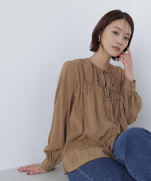NATURAL BEAUTY BASIC(ナチュラルビューティーベーシック)の「リボンギャザーブラウス(シャツ/ブラウス・レディース・オフホワイト/ブルー/キャメル・SMALL/MEDIUM)」の3枚目の写真