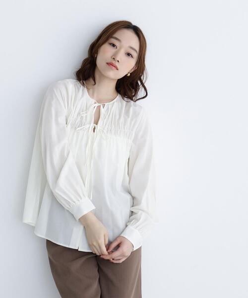 NATURAL BEAUTY BASIC(ナチュラルビューティーベーシック)の「リボンギャザーブラウス(シャツ/ブラウス・レディース・オフホワイト/ブルー/キャメル・SMALL/MEDIUM)」の1枚目の写真