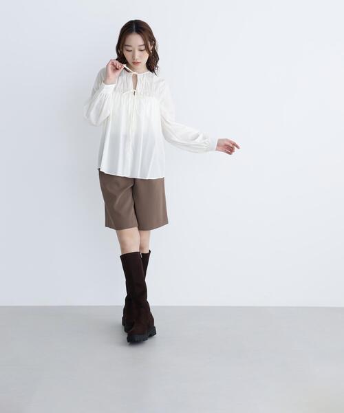 NATURAL BEAUTY BASIC(ナチュラルビューティーベーシック)の「リボンギャザーブラウス(シャツ/ブラウス・レディース・オフホワイト/ブルー/キャメル・SMALL/MEDIUM)」の5枚目の写真