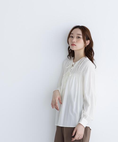 NATURAL BEAUTY BASIC(ナチュラルビューティーベーシック)の「リボンギャザーブラウス(シャツ/ブラウス・レディース・オフホワイト/ブルー/キャメル・SMALL/MEDIUM)」の6枚目の写真