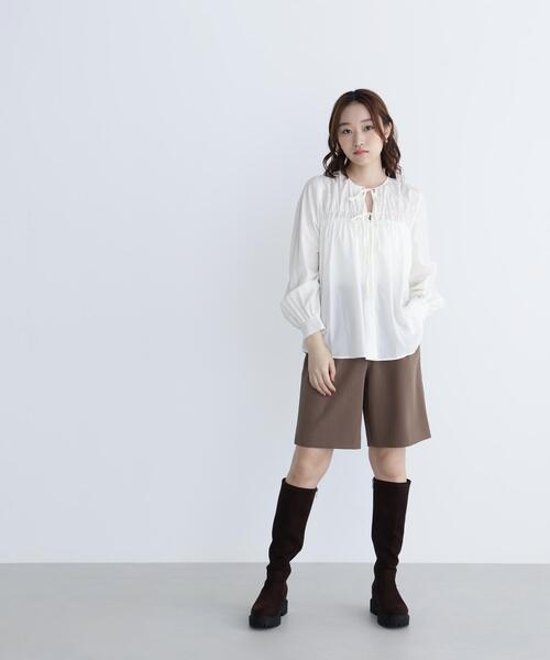NATURAL BEAUTY BASIC(ナチュラルビューティーベーシック)の「リボンギャザーブラウス(シャツ/ブラウス・レディース・オフホワイト/ブルー/キャメル・SMALL/MEDIUM)」の7枚目の写真