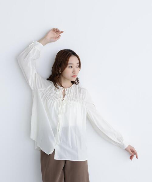 NATURAL BEAUTY BASIC(ナチュラルビューティーベーシック)の「リボンギャザーブラウス(シャツ/ブラウス・レディース・オフホワイト/ブルー/キャメル・SMALL/MEDIUM)」の8枚目の写真