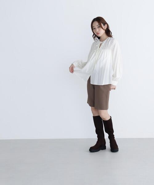 NATURAL BEAUTY BASIC(ナチュラルビューティーベーシック)の「リボンギャザーブラウス(シャツ/ブラウス・レディース・オフホワイト/ブルー/キャメル・SMALL/MEDIUM)」の9枚目の写真