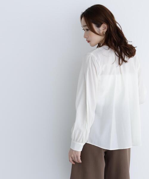 NATURAL BEAUTY BASIC(ナチュラルビューティーベーシック)の「リボンギャザーブラウス(シャツ/ブラウス・レディース・オフホワイト/ブルー/キャメル・SMALL/MEDIUM)」の10枚目の写真