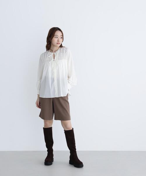 NATURAL BEAUTY BASIC(ナチュラルビューティーベーシック)の「リボンギャザーブラウス(シャツ/ブラウス・レディース・オフホワイト/ブルー/キャメル・SMALL/MEDIUM)」の11枚目の写真