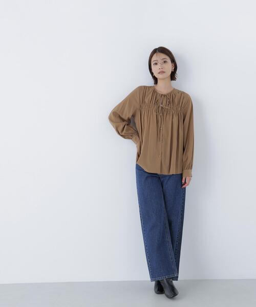NATURAL BEAUTY BASIC(ナチュラルビューティーベーシック)の「リボンギャザーブラウス(シャツ/ブラウス・レディース・オフホワイト/ブルー/キャメル・SMALL/MEDIUM)」の14枚目の写真