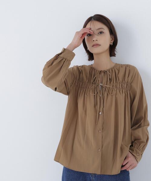 NATURAL BEAUTY BASIC(ナチュラルビューティーベーシック)の「リボンギャザーブラウス(シャツ/ブラウス・レディース・オフホワイト/ブルー/キャメル・SMALL/MEDIUM)」の15枚目の写真