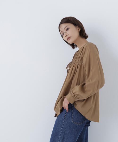 NATURAL BEAUTY BASIC(ナチュラルビューティーベーシック)の「リボンギャザーブラウス(シャツ/ブラウス・レディース・オフホワイト/ブルー/キャメル・SMALL/MEDIUM)」の17枚目の写真