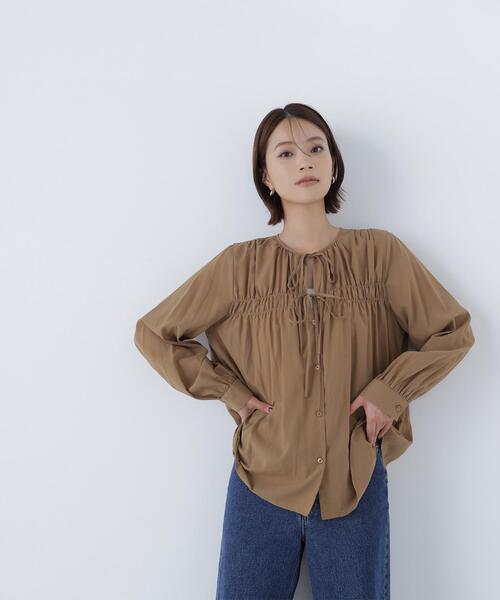 NATURAL BEAUTY BASIC(ナチュラルビューティーベーシック)の「リボンギャザーブラウス(シャツ/ブラウス・レディース・オフホワイト/ブルー/キャメル・SMALL/MEDIUM)」の19枚目の写真