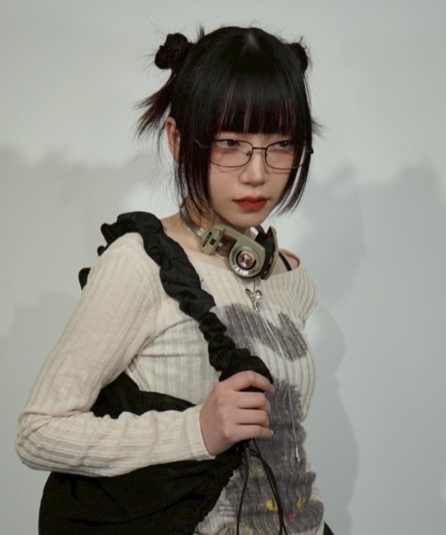 Never mind the XU / Chikashitsu+（ネバーマインド ザ エックスユー / チカシツプラス）の「【Nerd out XU】black frame square glasses / 【ナードアウトエックスユー】ブラックフレームスクエアレンズメガネ（メガネ・メンズ・ブラック・ONE SIZE）」の6枚目の写真