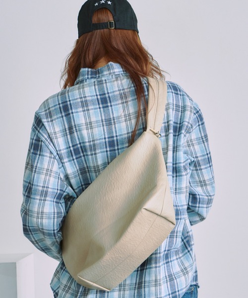 BLANK　（ブランク）の「faux leather bag / フェイクレザー バッグ（ショルダーバッグ・レディース・アイボリー/ブラウン・FREE）」の2枚目の写真