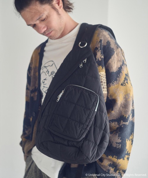 ADAM PATEK(アダムパテック)の「mko13112-square quilt sling bag スリングバッグ(AP2529003)(ボディバッグ/ウエストポーチ・メンズ・ブラック/グレー・FREE)」の2枚目の写真