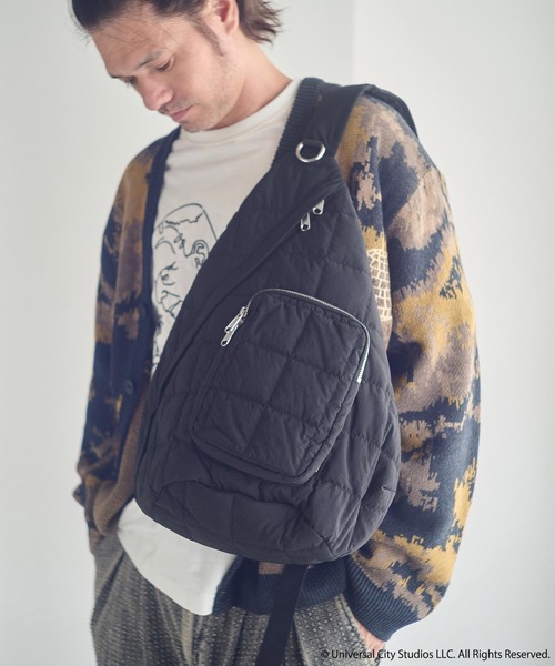 ADAM PATEK(アダムパテック)の「mko13112-square quilt sling bag スリングバッグ(AP2529003)(ボディバッグ/ウエストポーチ・メンズ・ブラック/グレー・FREE)」の3枚目の写真