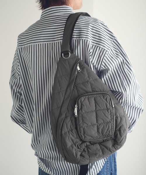 ADAM PATEK(アダムパテック)の「mko13112-square quilt sling bag スリングバッグ(AP2529003)(ボディバッグ/ウエストポーチ・メンズ・ブラック/グレー・FREE)」の4枚目の写真