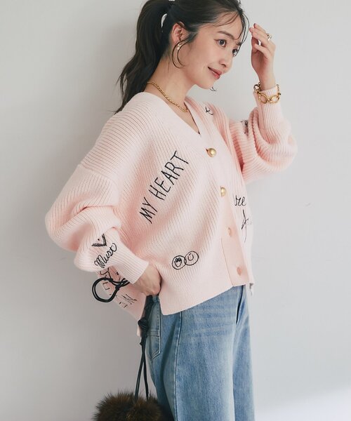 La boutique BonBon（ラブティックボンボン）の「【大人の遊び心】手書き風ロゴ刺繍片畦カーディガン（カーディガン/ボレロ・レディース・オフホワイト/ピンク・FREE）」の13枚目の写真