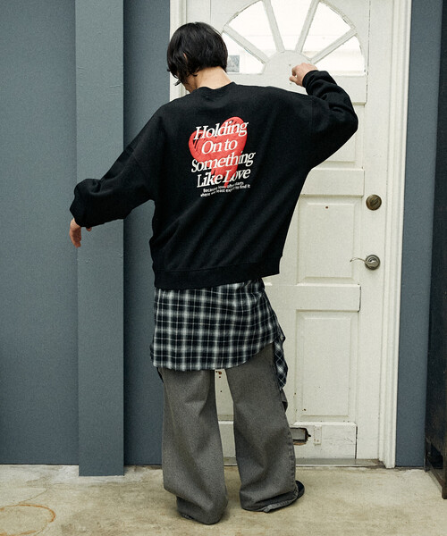 PUBLUX(パブリュクス)の「PUBLUX/パブリュクス LOVE POP STUDIO HEART LOGO GRAPHIC SWEAT(限定展開)(スウェット・メンズ・ライトグレー/ネイビー/ブラック・SMALL/MEDIUM/LARGE)」の18枚目の写真