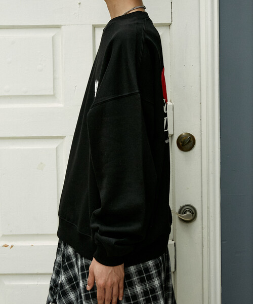 PUBLUX(パブリュクス)の「PUBLUX/パブリュクス LOVE POP STUDIO HEART LOGO GRAPHIC SWEAT(限定展開)(スウェット・メンズ・ライトグレー/ネイビー/ブラック・SMALL/MEDIUM/LARGE)」の4枚目の写真