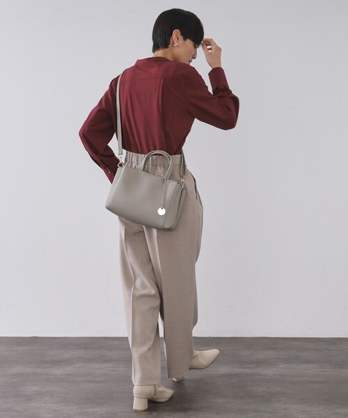 OPAQUE.CLIP（オペークドットクリップ）の「【2WAY/人間工学】シュリンクミドルトートバッグ（トートバッグ・レディース・ブラック/ブラウン系その他/グレー・00）」の5枚目の写真