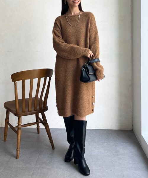 Chez toi（シェトワ）の「サイドGLDボタンミドル丈ニットワンピース（チュニック・レディース・グレー/ベージュ/ダークブラウン・FREE）」の5枚目の写真