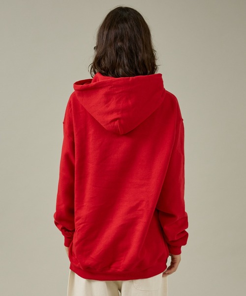 FRUIT OF THE LOOM(フルーツオブザルーム)の「【FRUIT OF THE LOOM】PRINT HOODIE1/ワンポイント/ユニセックス【WEB限定】(パーカー・メンズ・レッド/エンジ・M/L/XL)」の6枚目の写真