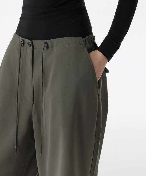 MUSINSA STANDARD WOMAN（ムシンサスタンダードウーマン）の「ウィメンズリネンライクパラシュートパンツ[カーキグレー]（スラックス・レディース・その他・34/32/30/24/26/28）」の5枚目の写真