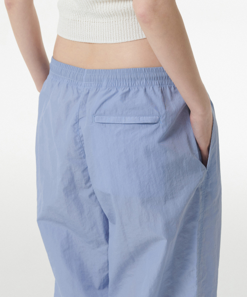 MUSINSA STANDARD WOMAN（ムシンサスタンダードウーマン）の「ウィメンズナイロンワイドストリングパンツ[ライトブルー]（その他パンツ・レディース・その他・28/30/24/26）」の5枚目の写真