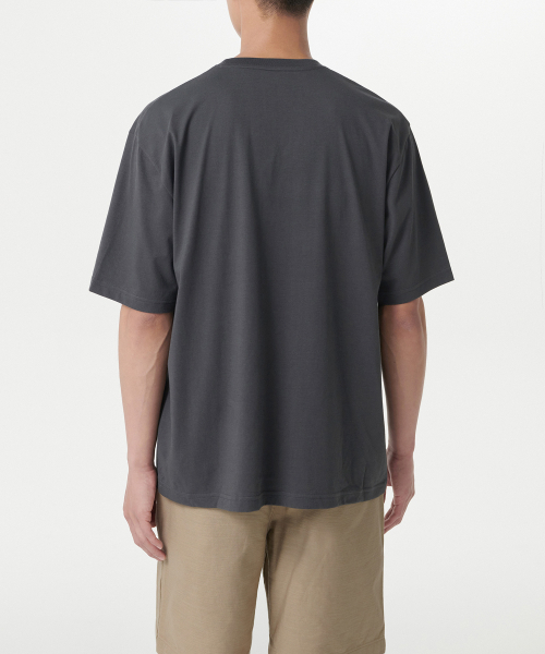 MUSINSA STANDARD（ムシンサスタンダード）の「[クールタンダード] リラックスフィットクルーネックポケットTシャツ [ダークグレー]（Tシャツ/カットソー・メンズ・その他・XXX-LARGE/SMALL/LARGE/X-LARGE/XX-LARGE/MEDIUM）」の3枚目の写真