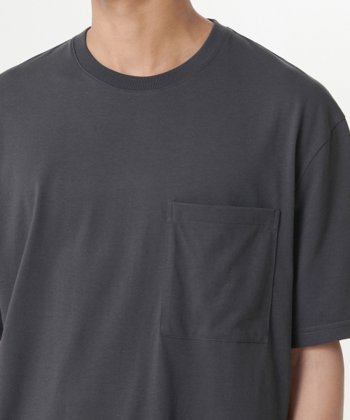 MUSINSA STANDARD（ムシンサスタンダード）の「[クールタンダード] リラックスフィットクルーネックポケットTシャツ [ダークグレー]（Tシャツ/カットソー・メンズ・その他・XXX-LARGE/SMALL/LARGE/X-LARGE/XX-LARGE/MEDIUM）」の4枚目の写真