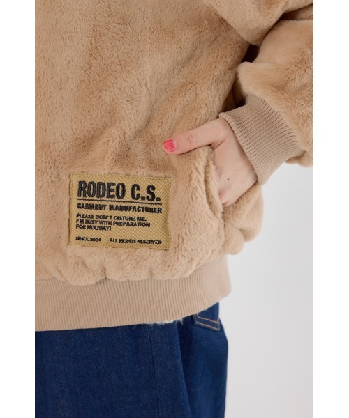 RODEO CROWNS WIDE BOWL(ロデオクラウンズワイドボウル)の「ロゴパッチエコファーブルゾン(ブルゾン・レディース・アイボリー/ベージュ/ブラック/ライトブルー・MEDIUM/LARGE)」の10枚目の写真