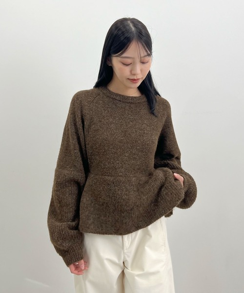 Futier land（フューティアランド）の「ボリューム袖ペプラムニットトップス（ニット/セーター・レディース・ブラウン/グレー/アイボリー・FREE）」の4枚目の写真