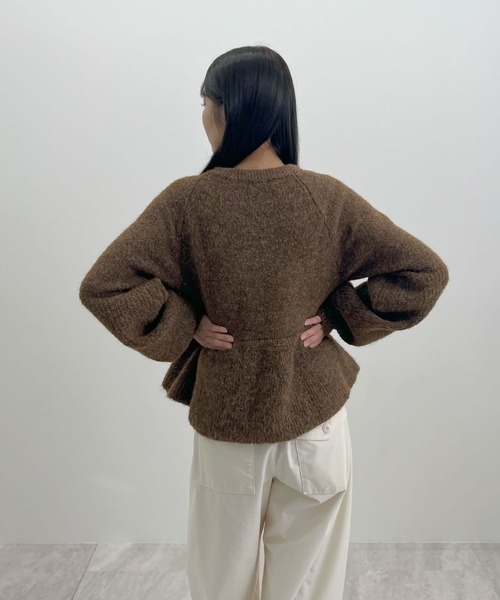Futier land（フューティアランド）の「ボリューム袖ペプラムニットトップス（ニット/セーター・レディース・ブラウン/グレー/アイボリー・FREE）」の8枚目の写真