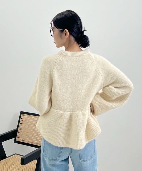 Futier land（フューティアランド）の「ボリューム袖ペプラムニットトップス（ニット/セーター・レディース・ブラウン/グレー/アイボリー・FREE）」の18枚目の写真